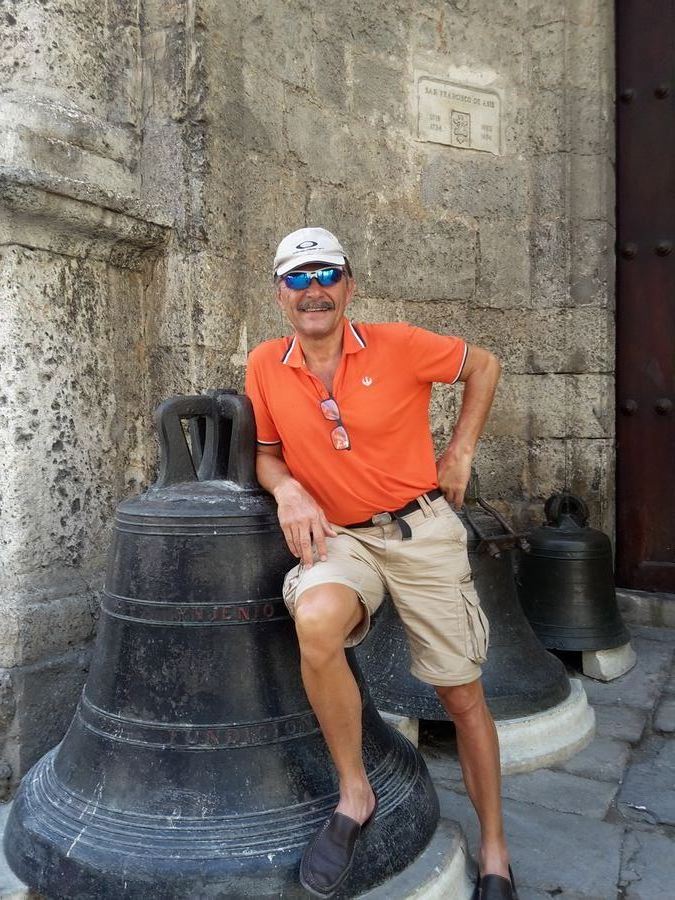 Le campane davanti alla chiesa di San Francesco