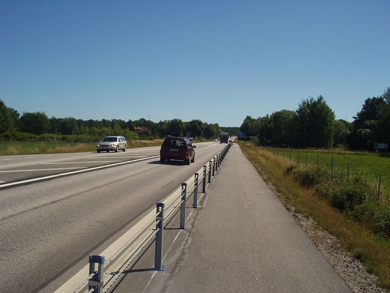 Svezia - Pista Ciclabile a lato dell'autostrada